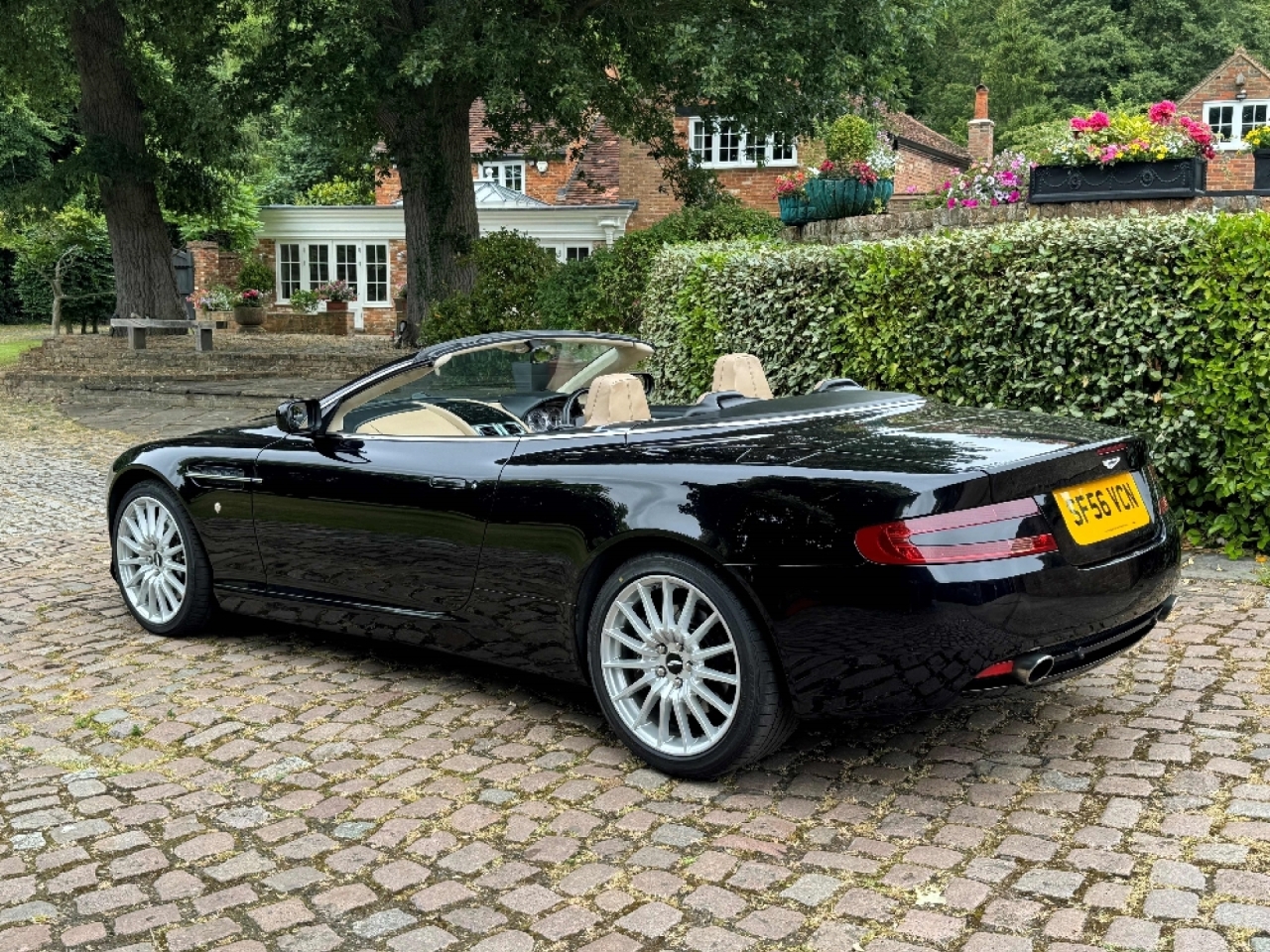 Aston Martin DB9 Volante