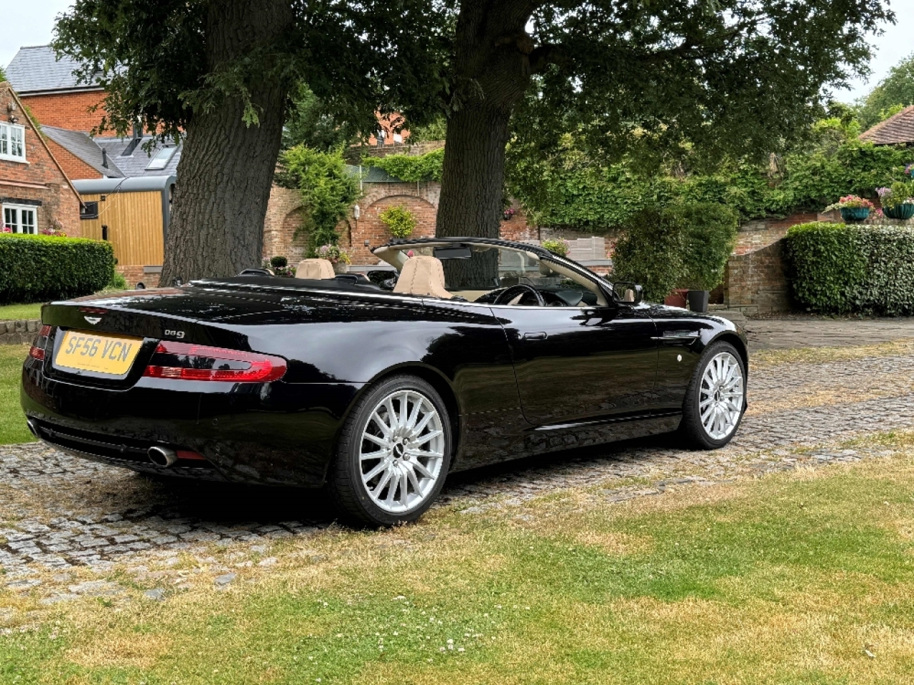 Aston Martin DB9 Volante