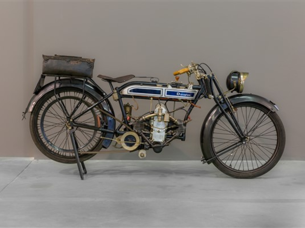 1918 Douglas 350 2 3/4 HP (Lot 76)