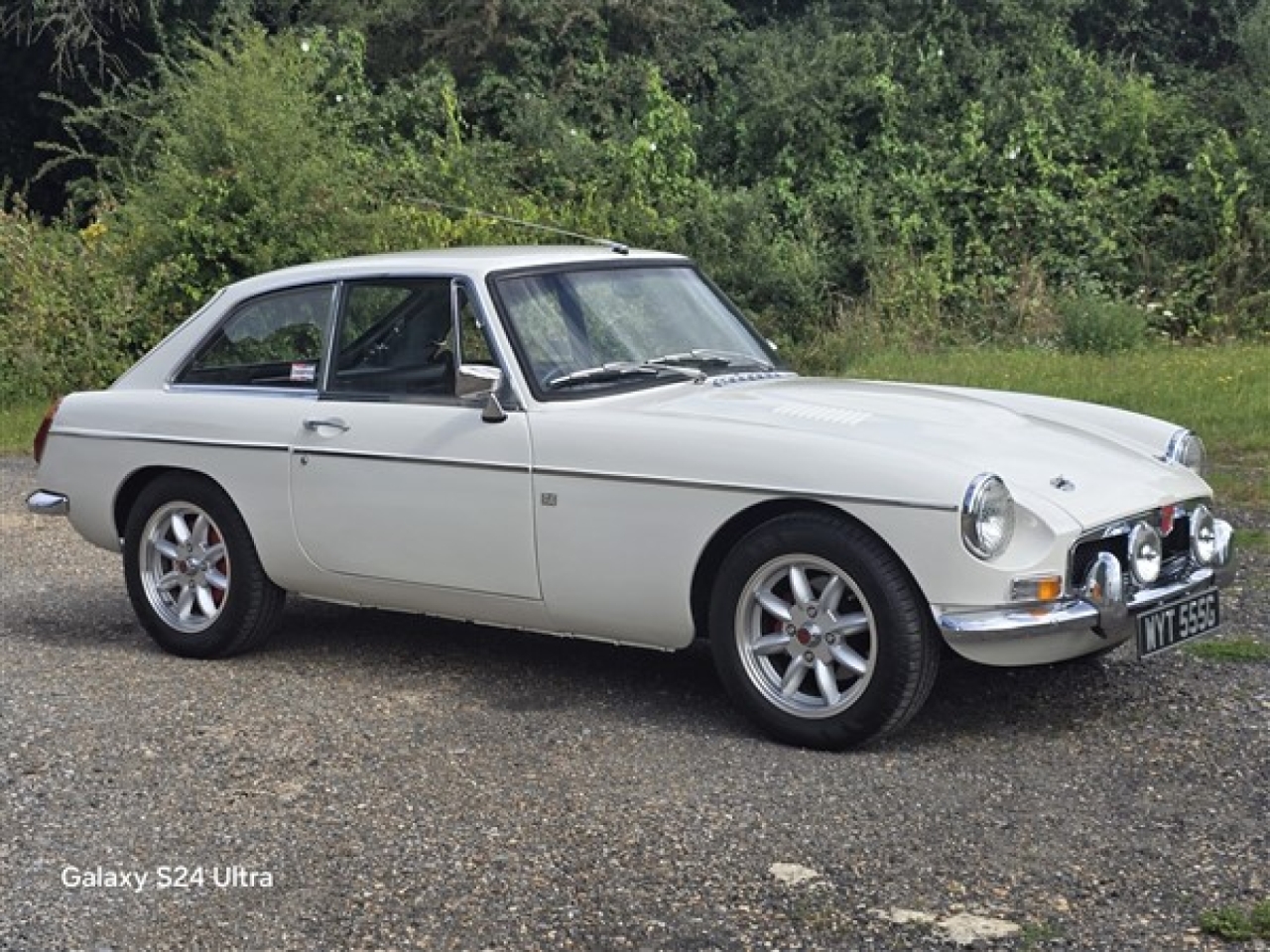 1968 MG B GT (Glacier White)