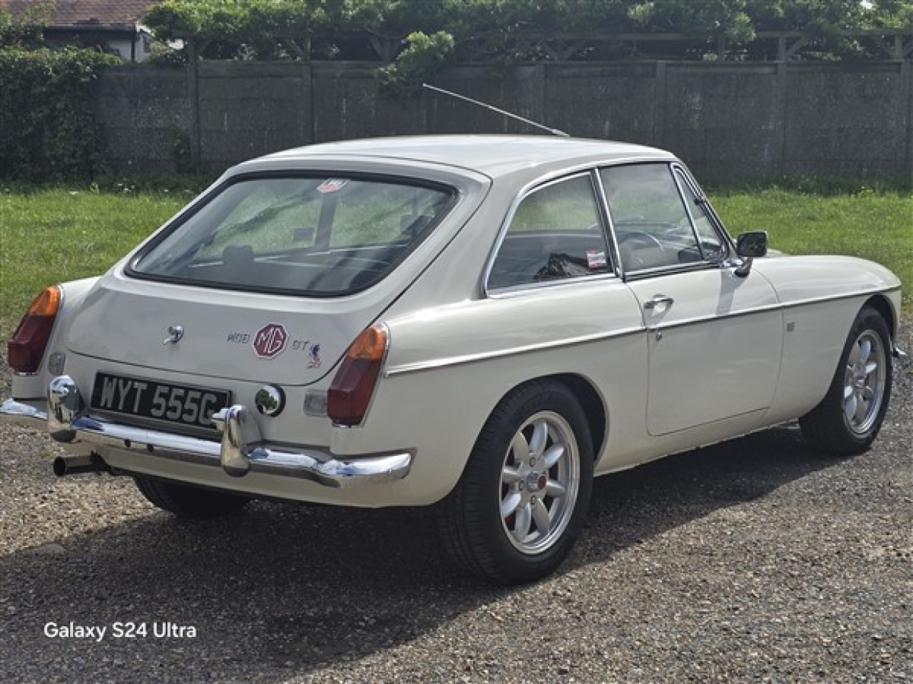 1968 MG B GT (Glacier White)