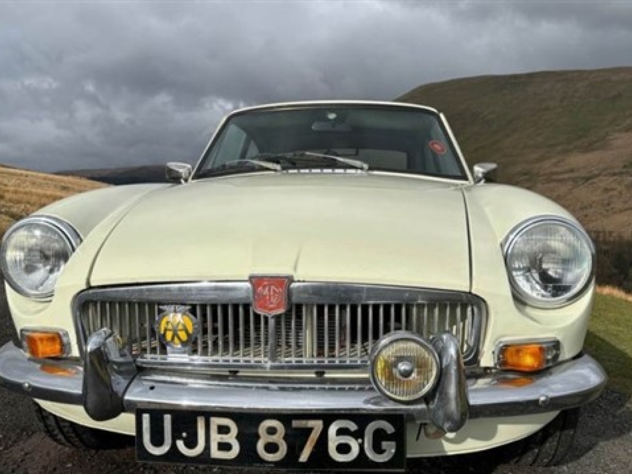 1969 MG B GT (Snowberry White)