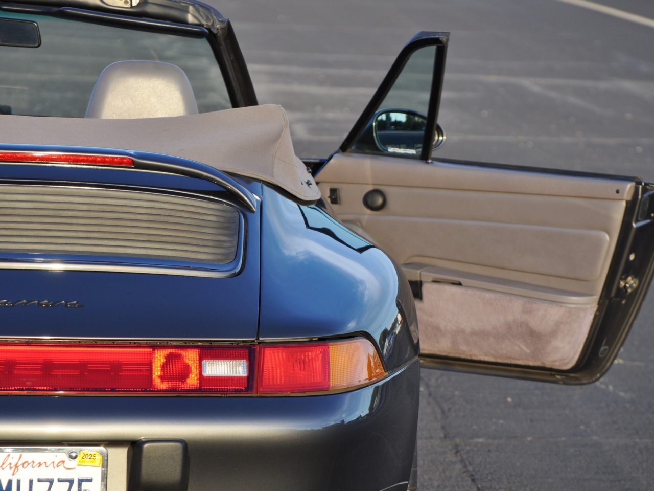 Porsche 993 Carrera Cabrio in slate grey!