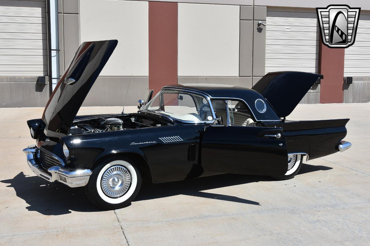 1957 Ford Thunderbird