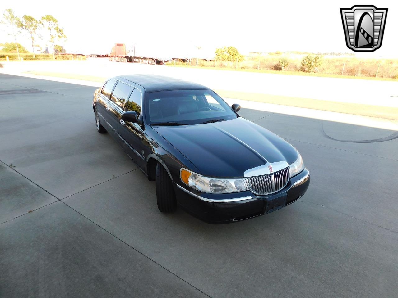 2001 Lincoln Town Car