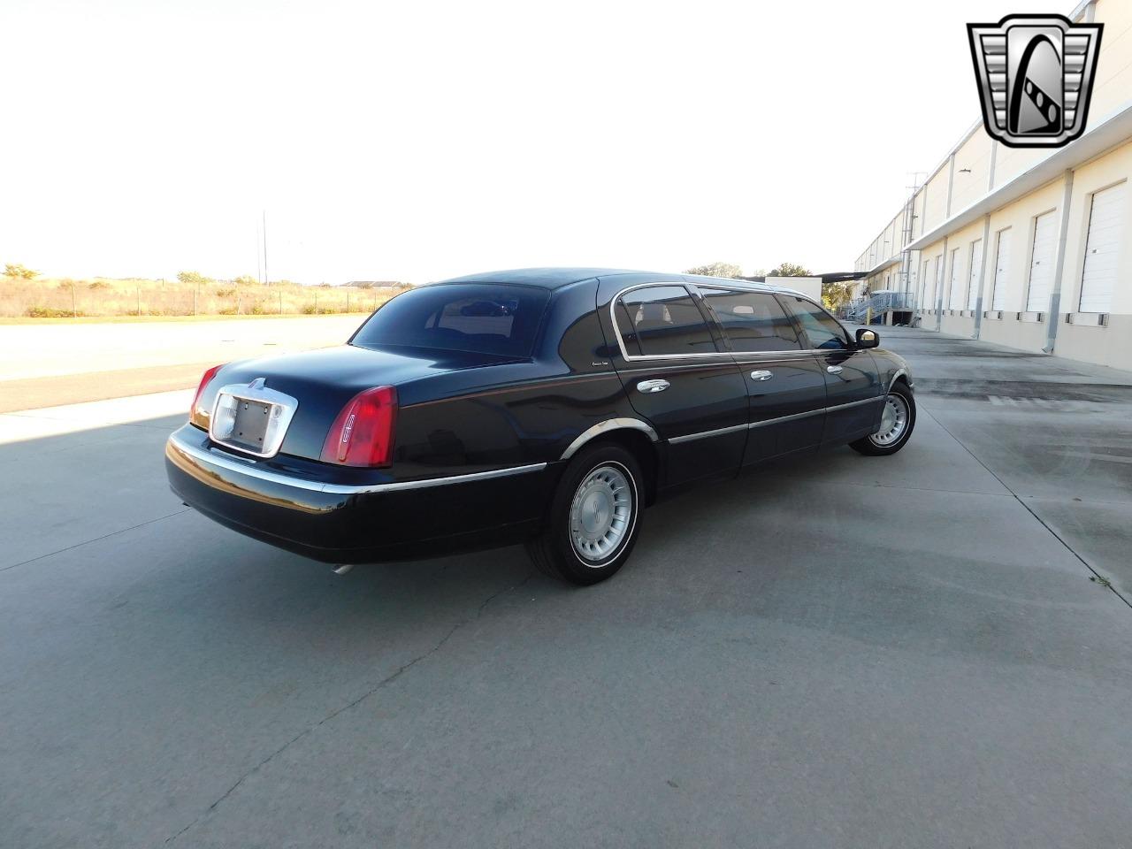 2001 Lincoln Town Car