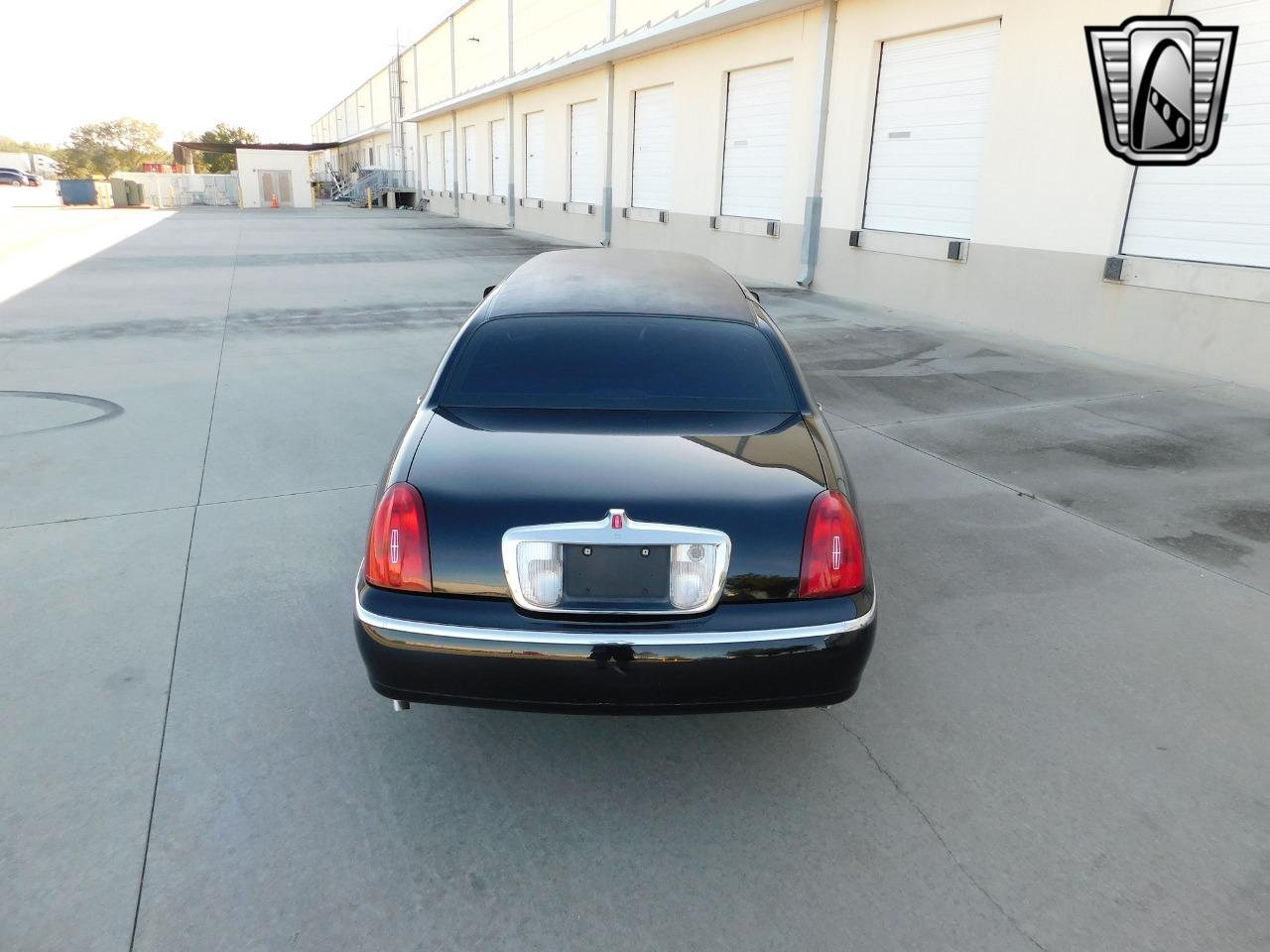 2001 Lincoln Town Car