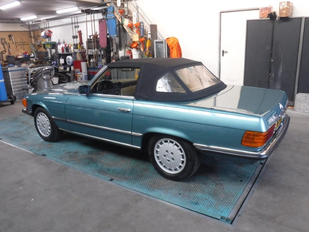 1981 Mercedes - Benz 380SL W107 roadster groen