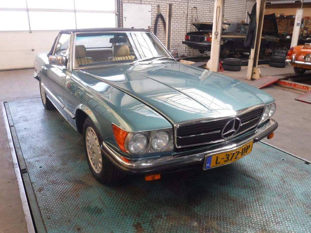 1981 Mercedes - Benz 380SL W107 roadster groen