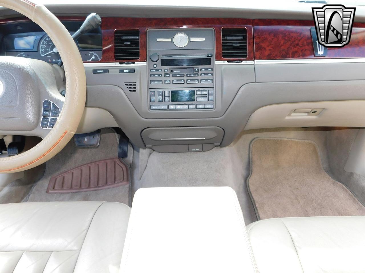 2003 Lincoln Town Car