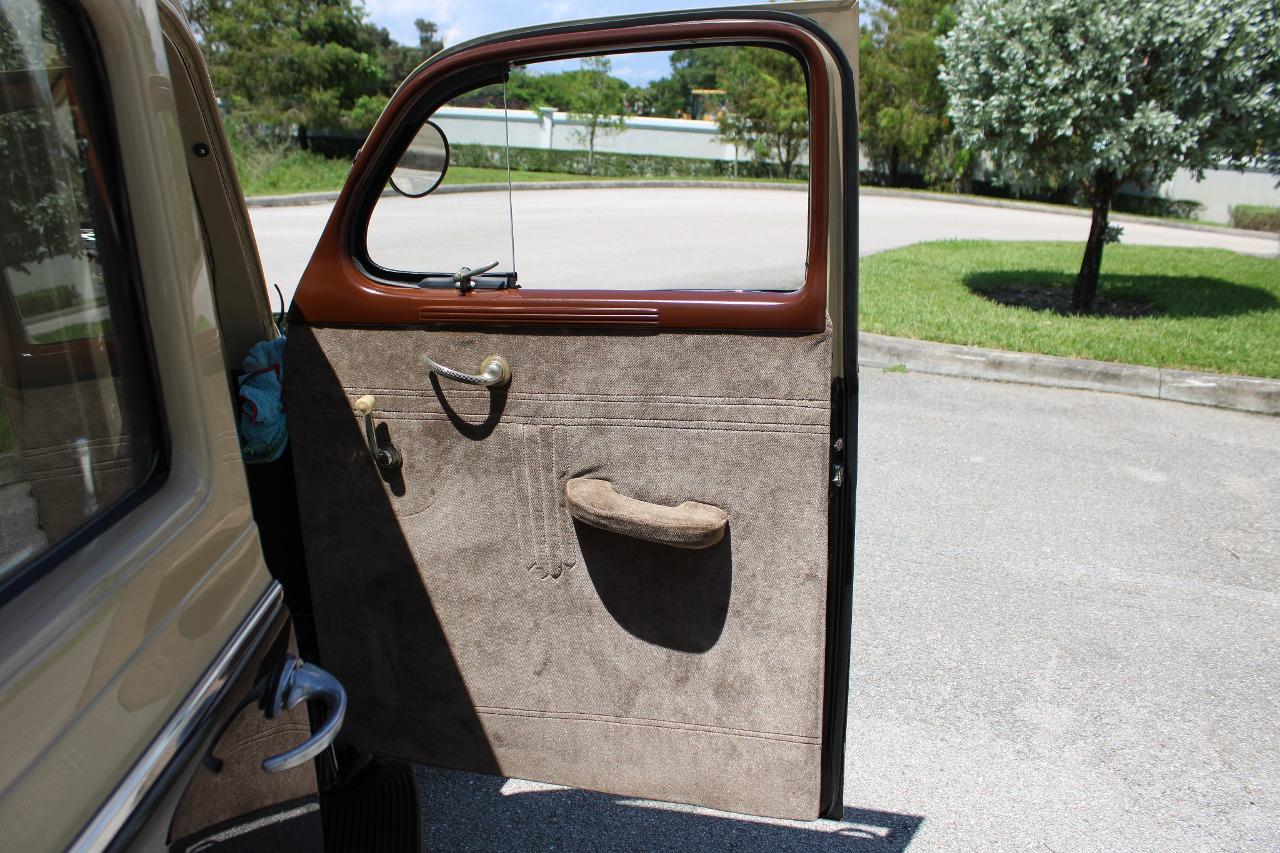 1940 Plymouth P10 Deluxe