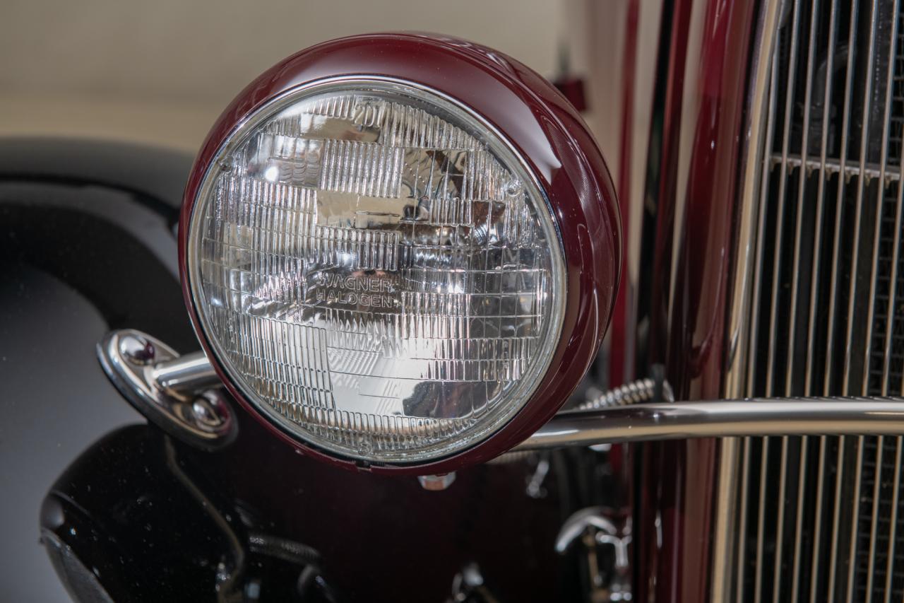 1932 Ford 2-Door Sedan