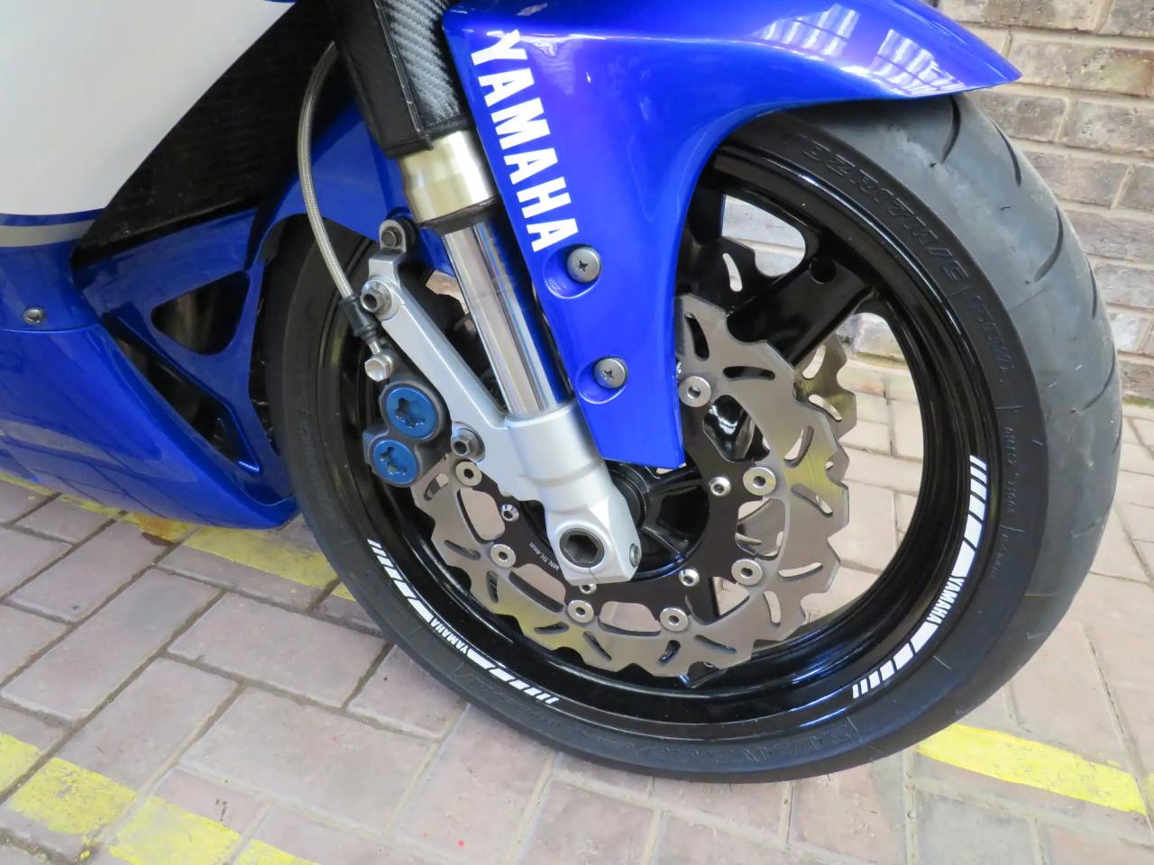 Yamaha YZF R1