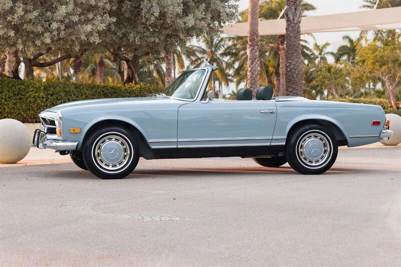 1971 Mercedes - Benz 200-Series