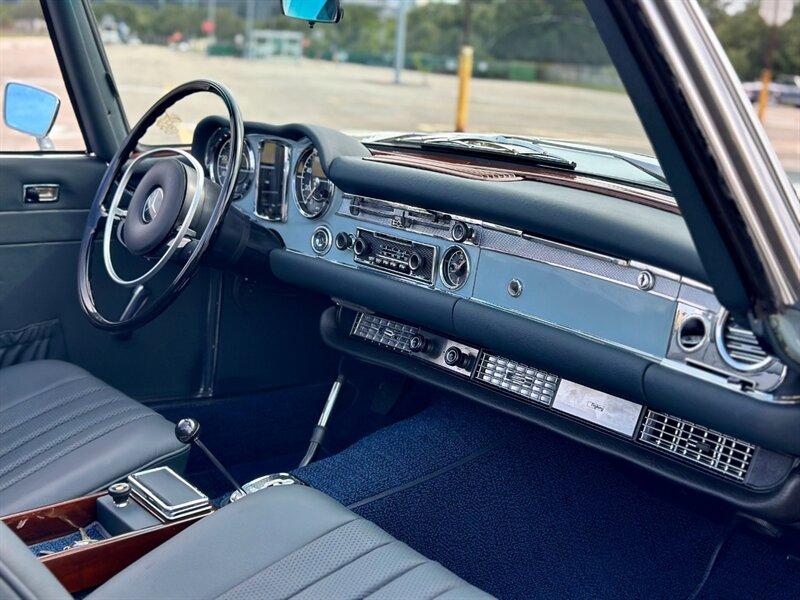 1971 Mercedes - Benz 200-Series