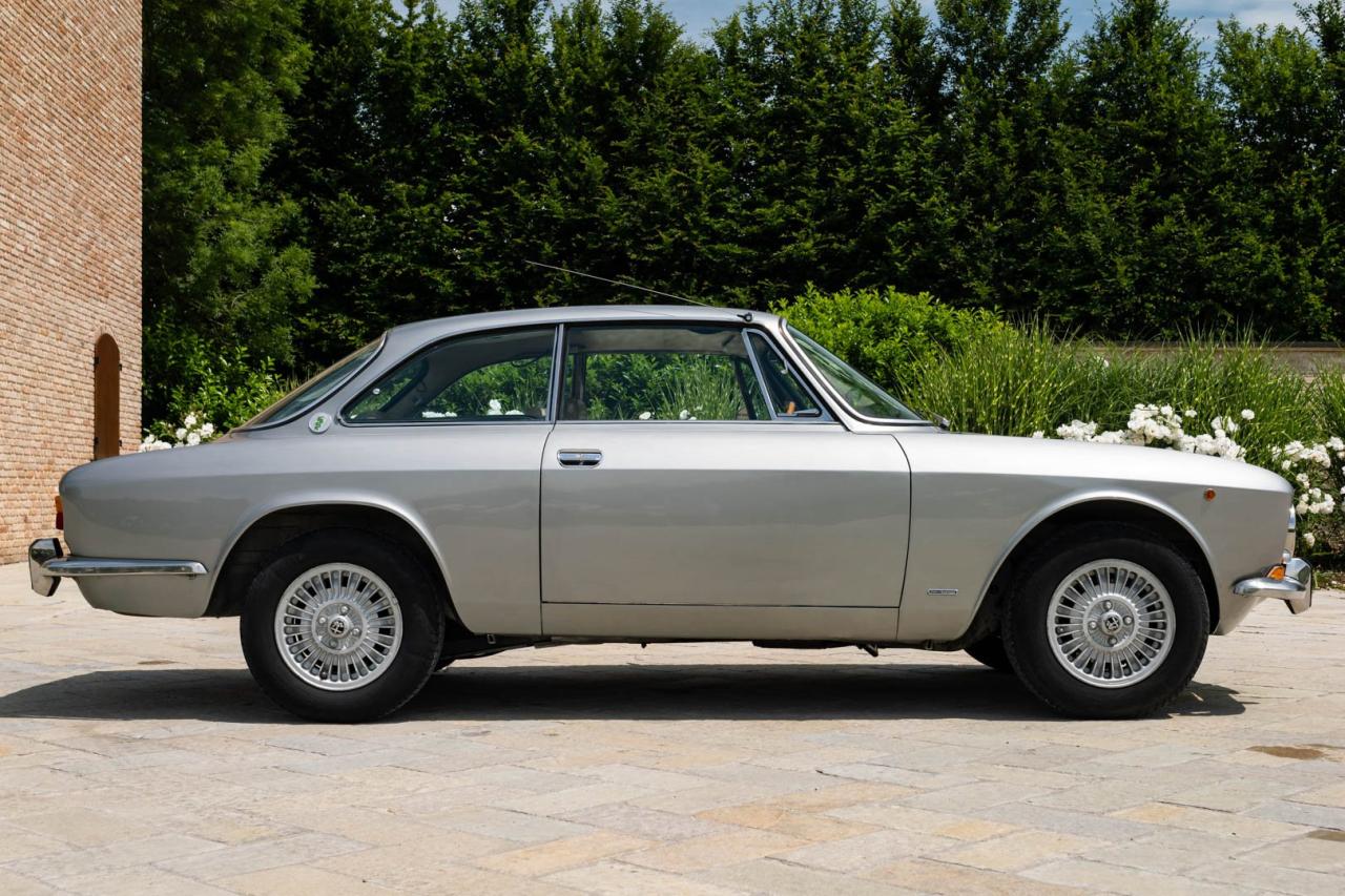 1974 Alfa Romeo GT 2000 VELOCE