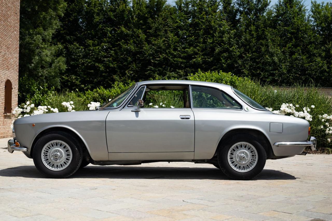 1974 Alfa Romeo GT 2000 VELOCE