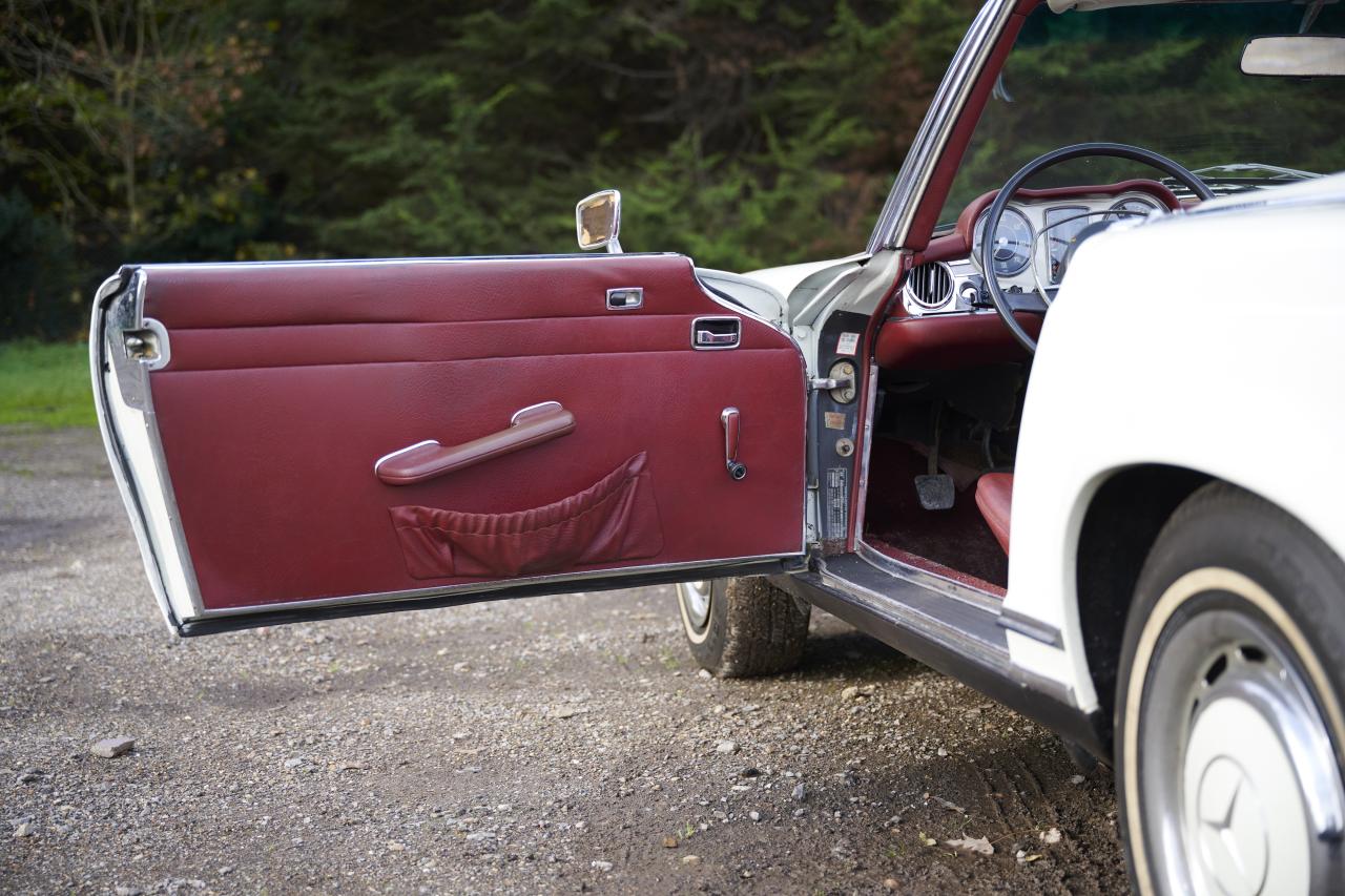 1968 Mercedes - Benz 280 SL Pagoda