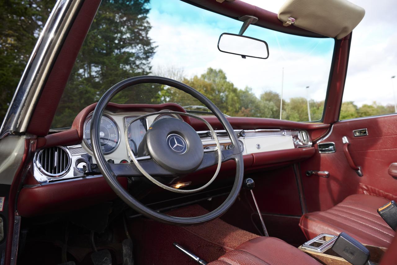 1968 Mercedes - Benz 280 SL Pagoda