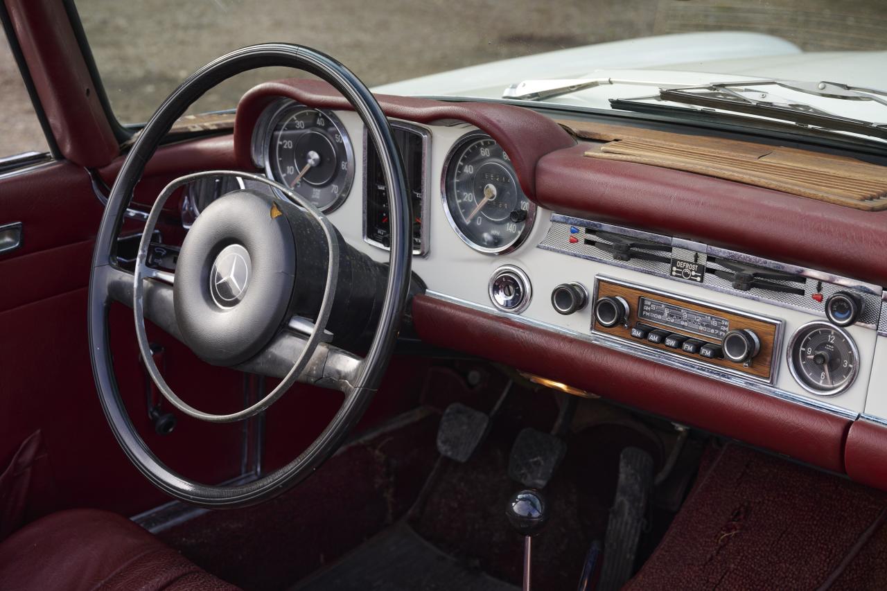 1968 Mercedes - Benz 280 SL Pagoda