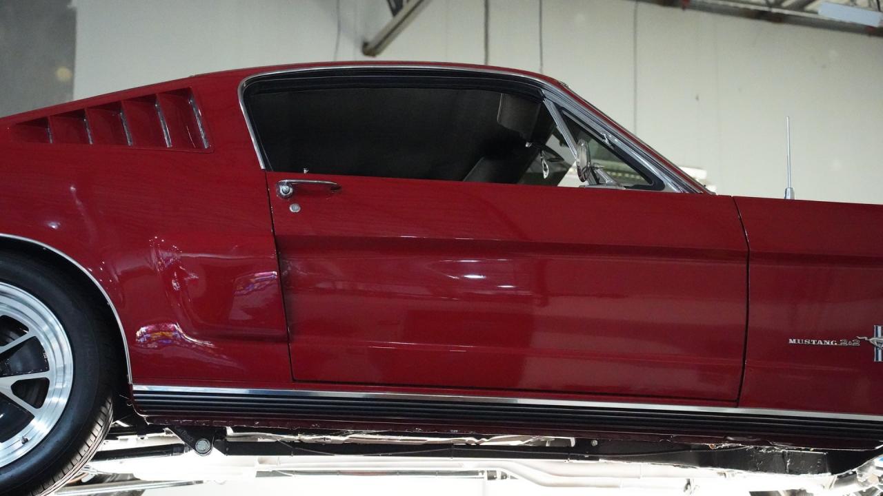 1965 Ford Mustang 2+2 Fastback Restomod