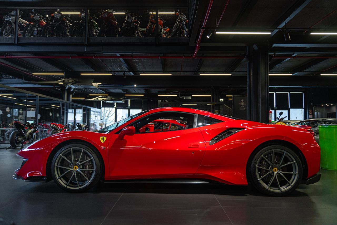 2019 Ferrari 488 PISTA