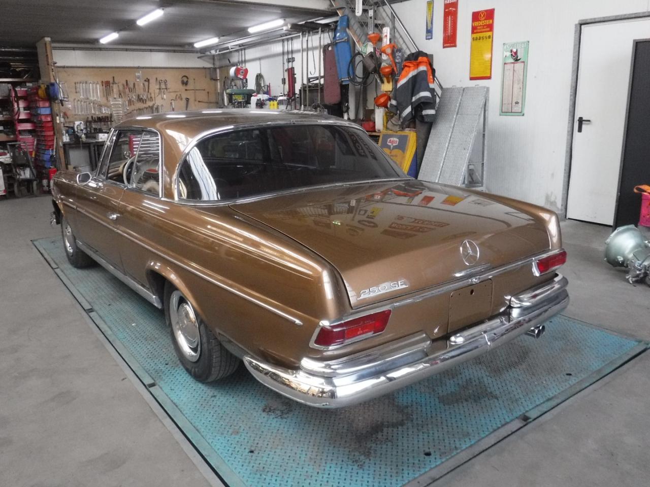 1966 Mercedes - Benz 250SE coupe gold W111