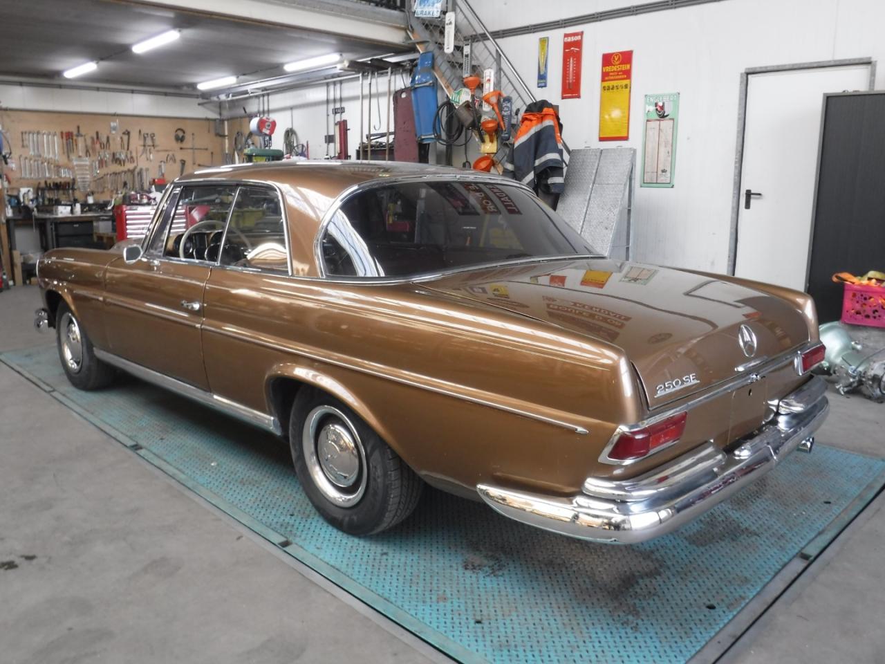 1966 Mercedes - Benz 250SE coupe gold W111