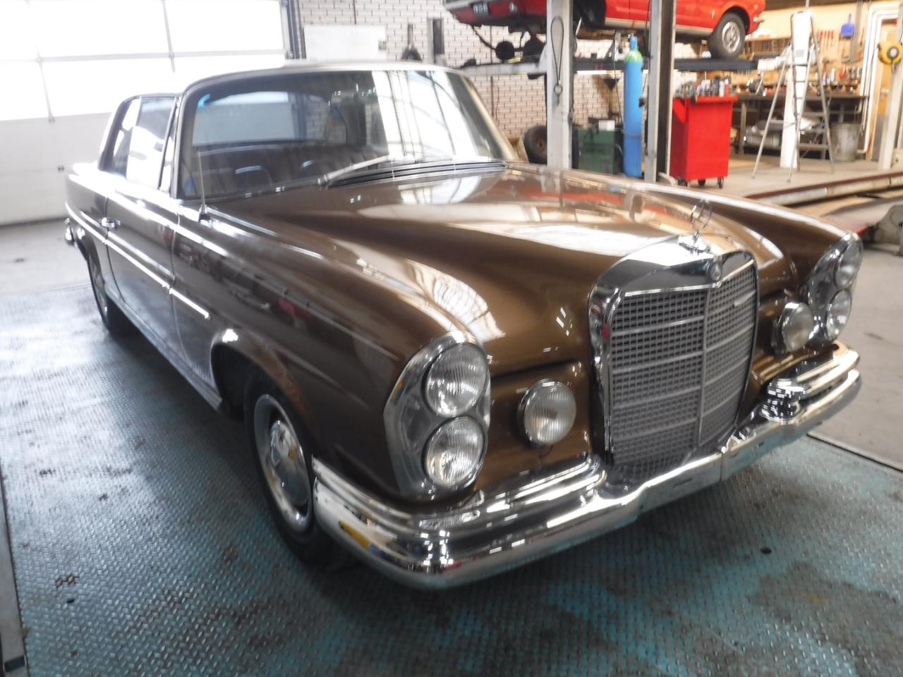 1966 Mercedes - Benz 250SE coupe gold W111