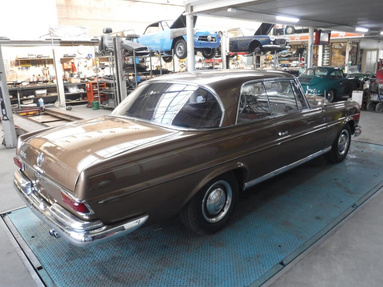 1966 Mercedes - Benz 250SE coupe gold W111