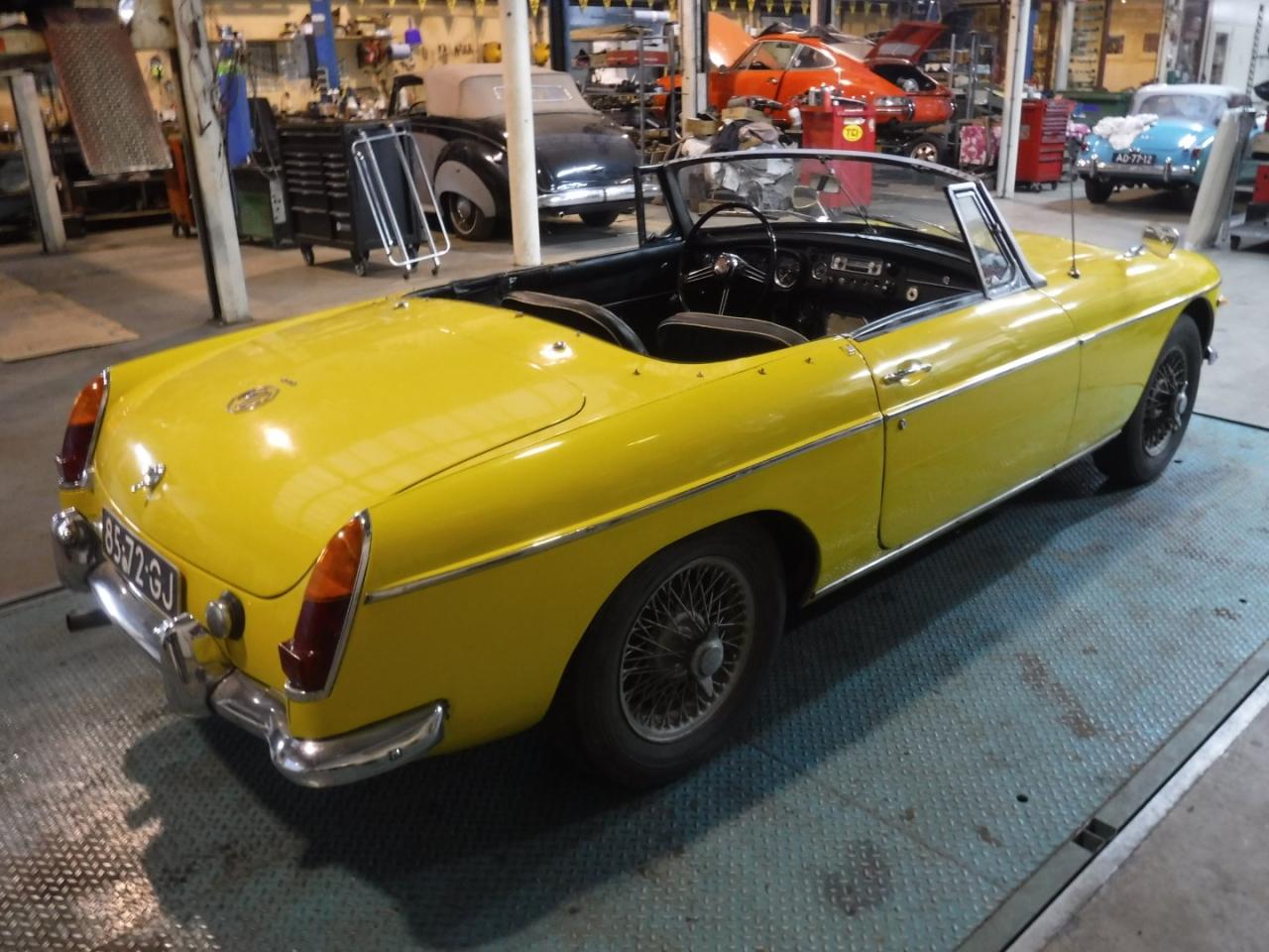 1967 MG B cabrio yellow