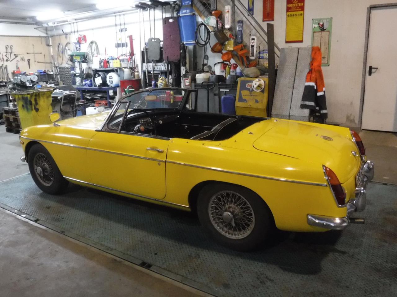 1967 MG B cabrio yellow