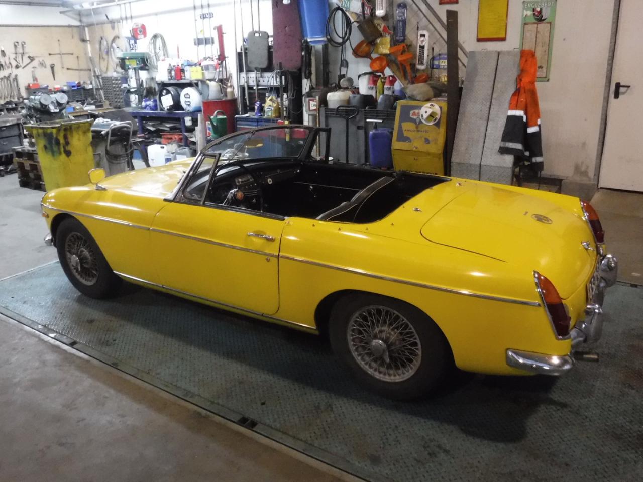 1967 MG B cabrio yellow