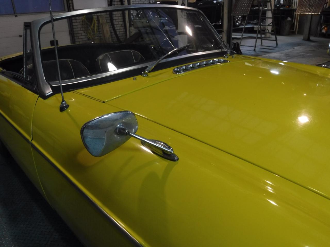 1967 MG B cabrio yellow