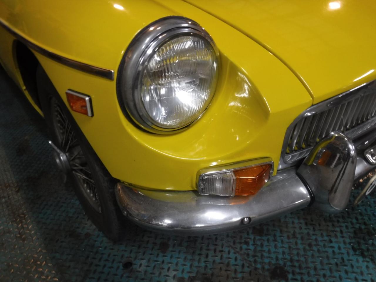 1967 MG B cabrio yellow