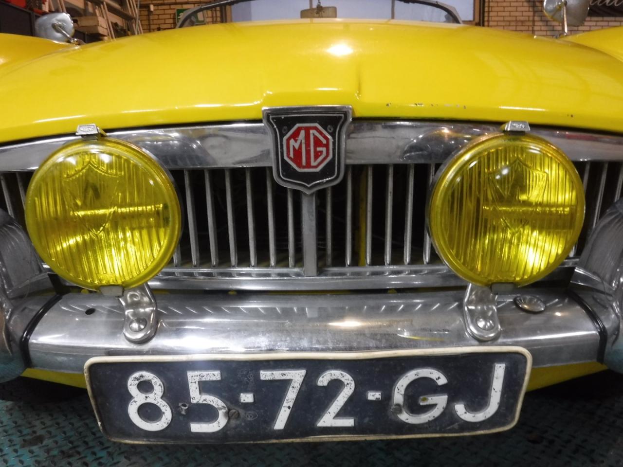 1967 MG B cabrio yellow