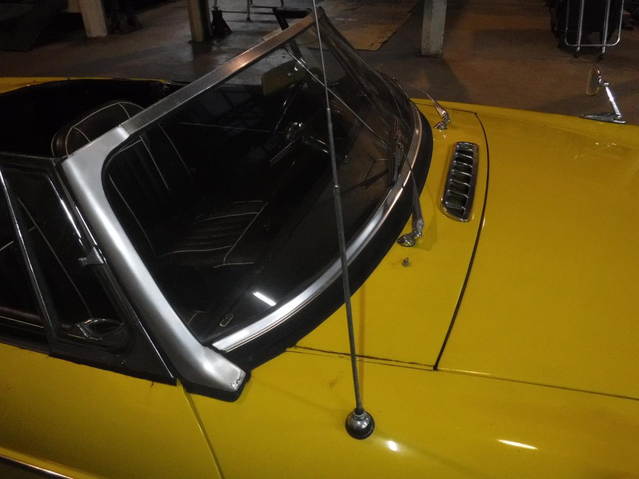 1967 MG B cabrio yellow