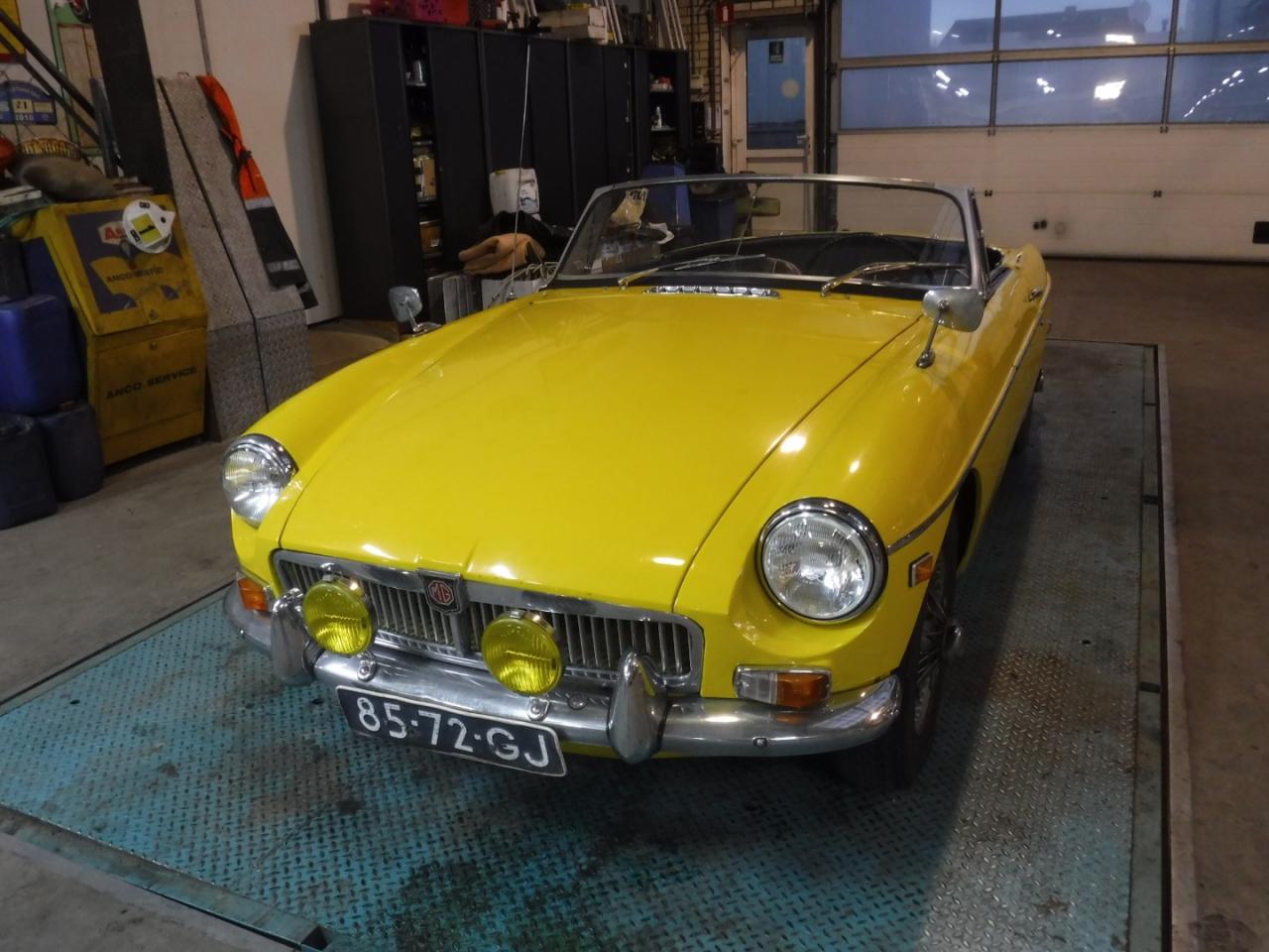 1967 MG B cabrio yellow