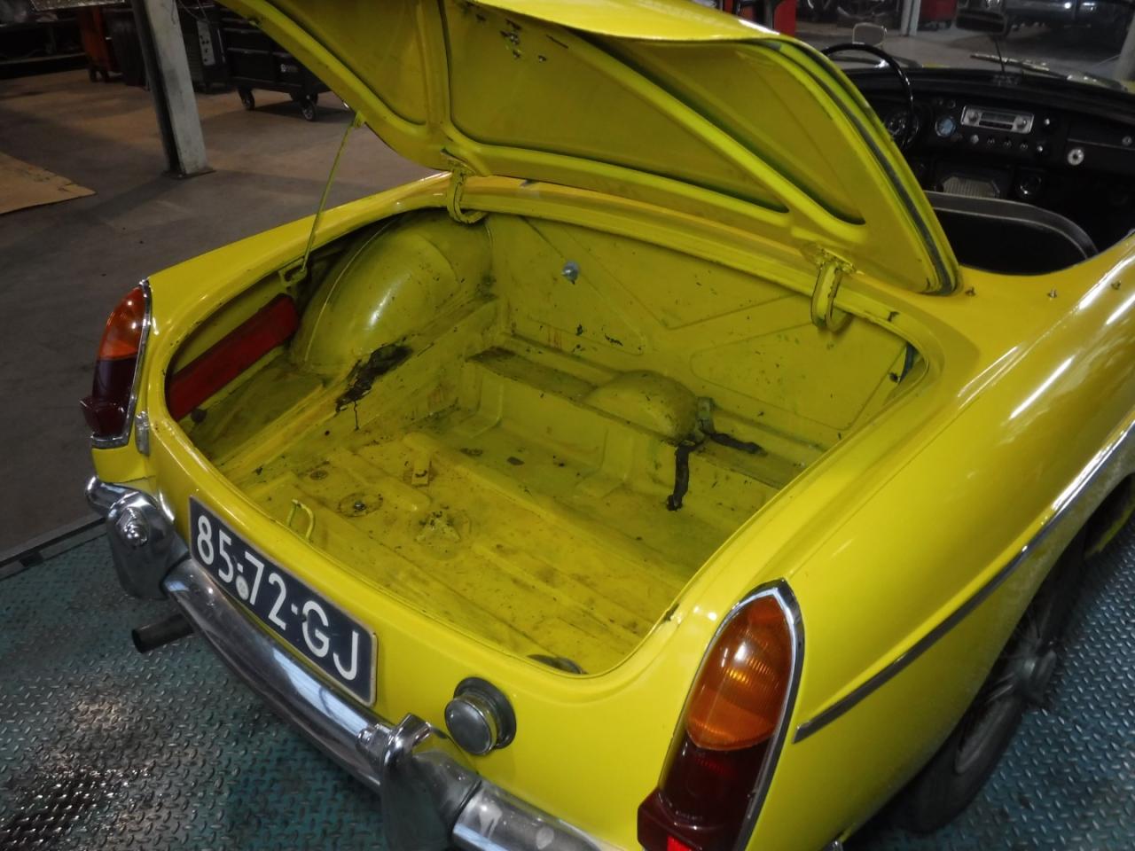 1967 MG B cabrio yellow