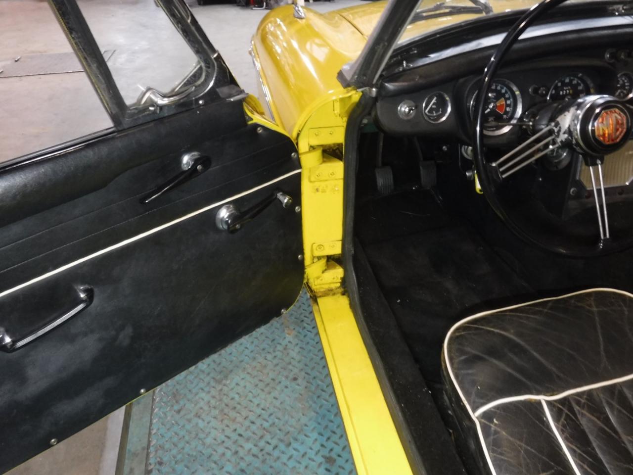 1967 MG B cabrio yellow