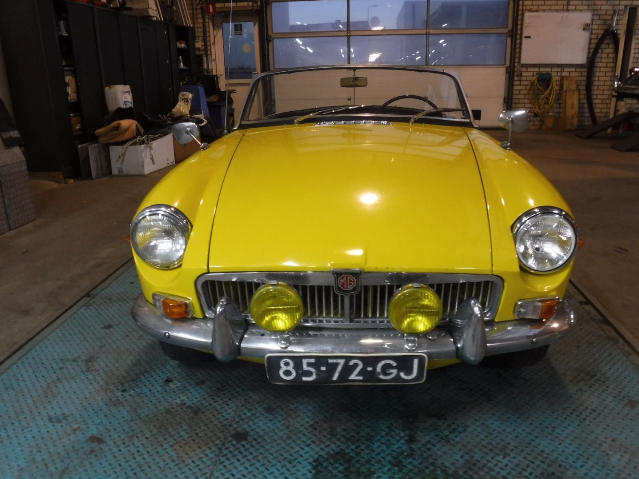 1967 MG B cabrio yellow