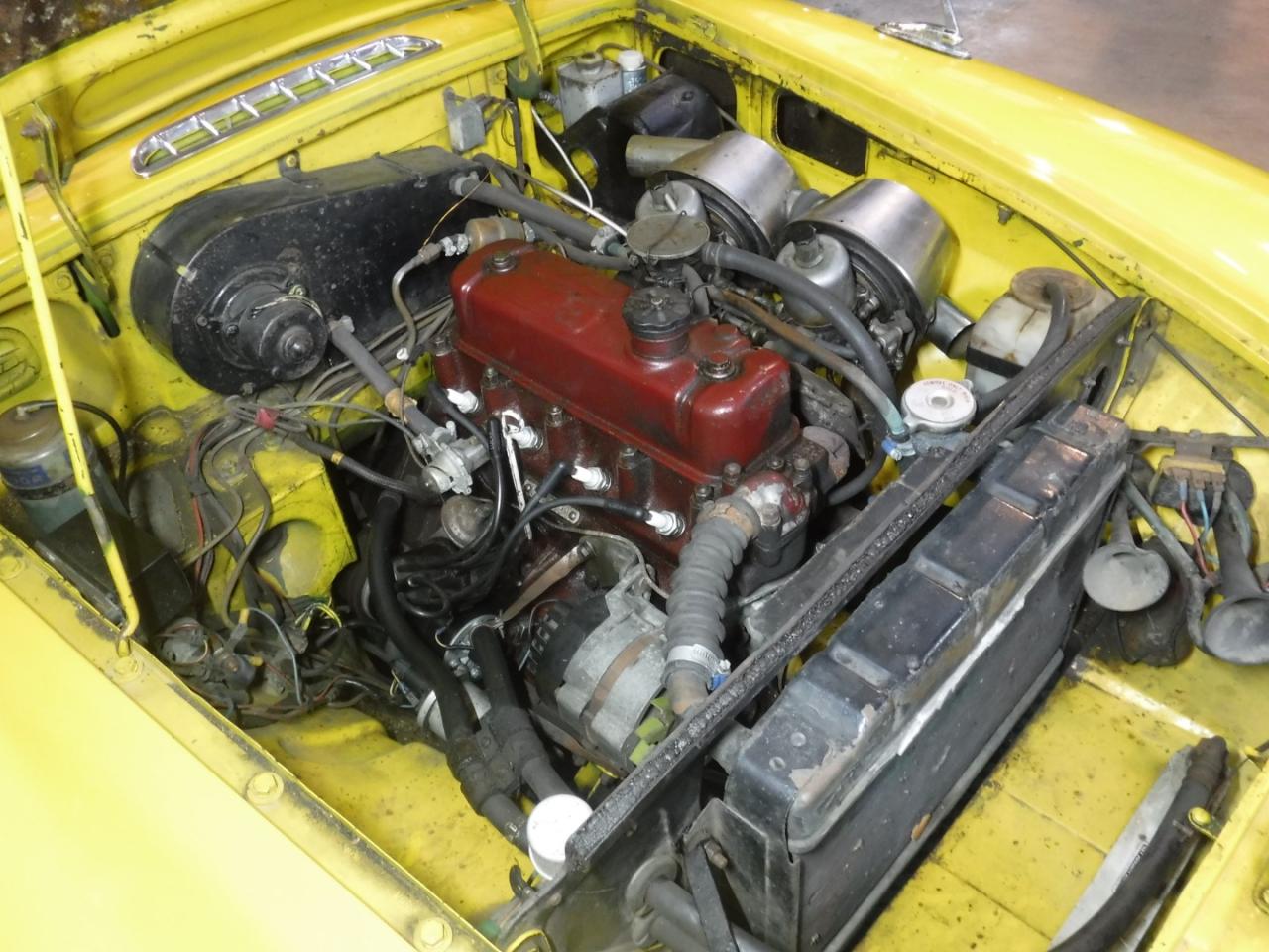 1967 MG B cabrio yellow