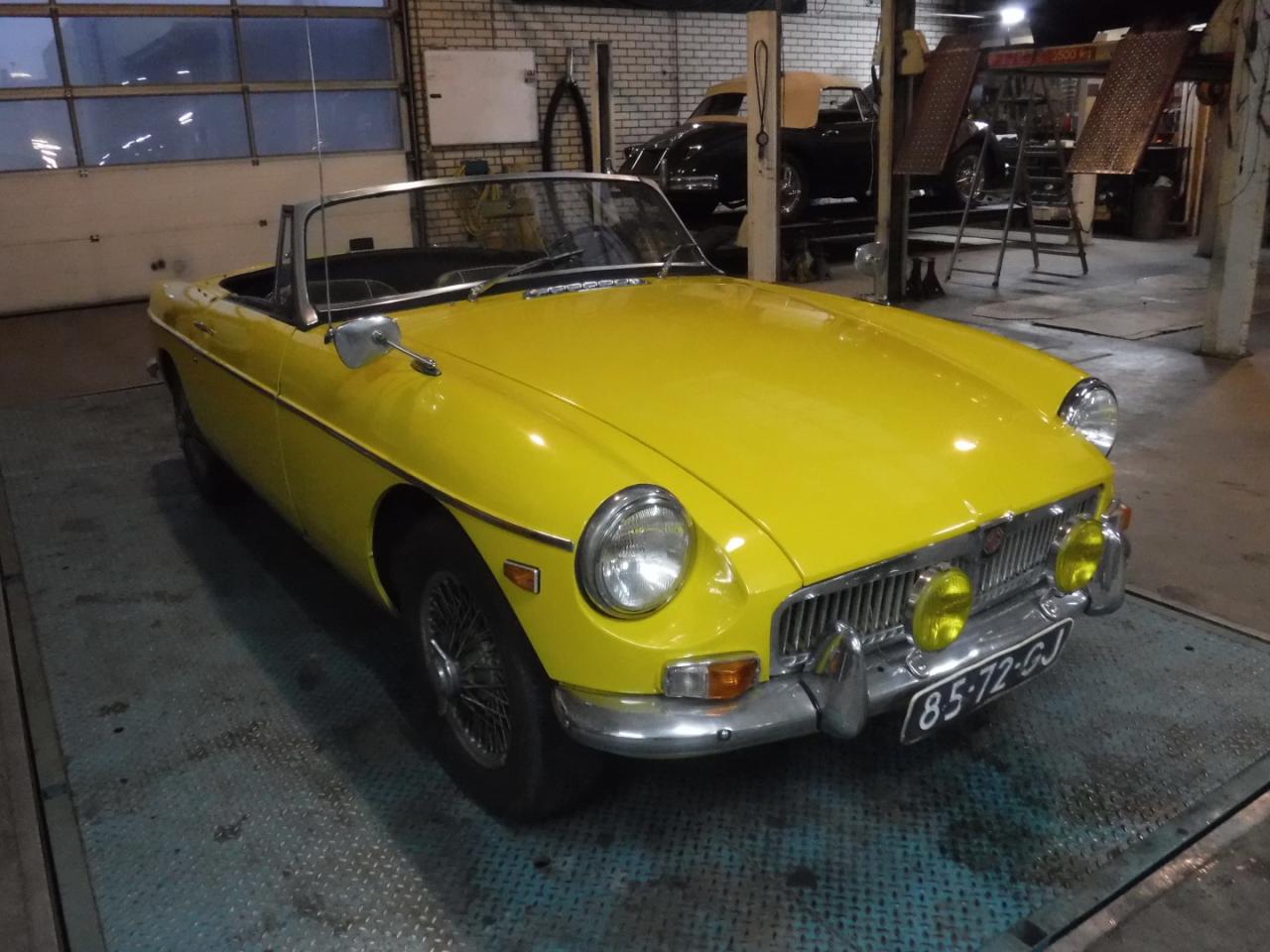 1967 MG B cabrio yellow