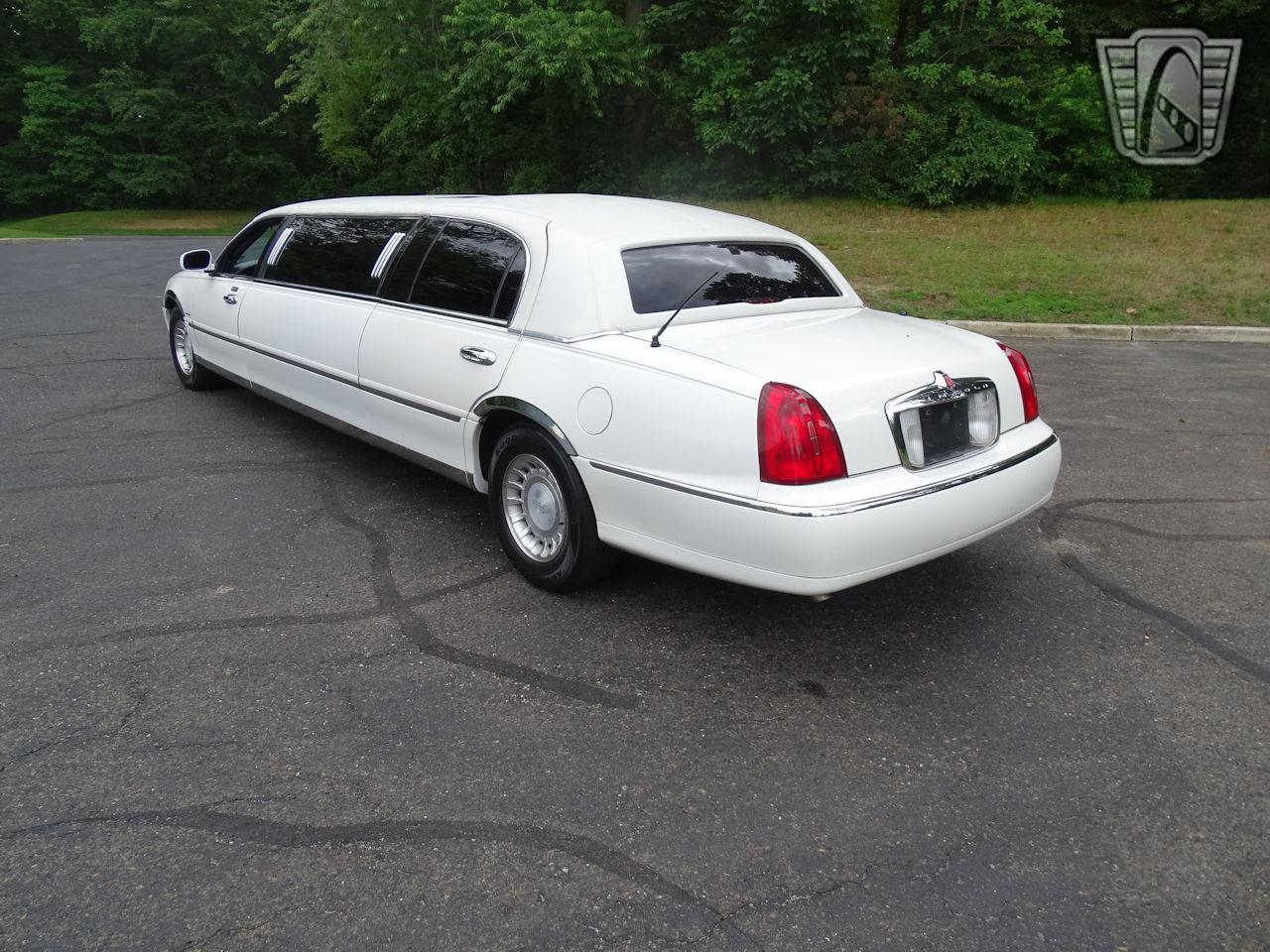 2001 Lincoln Town Car