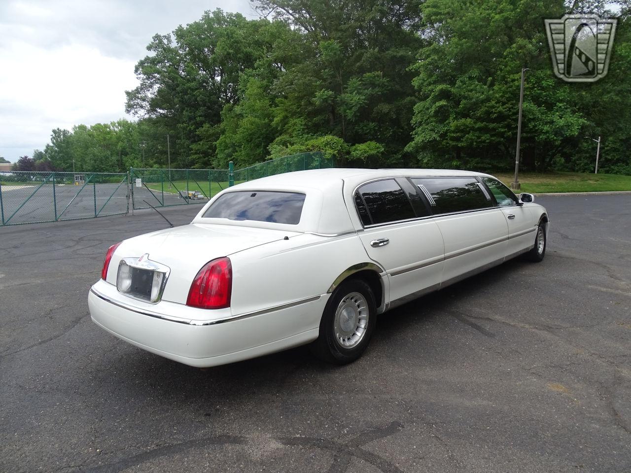 2001 Lincoln Town Car