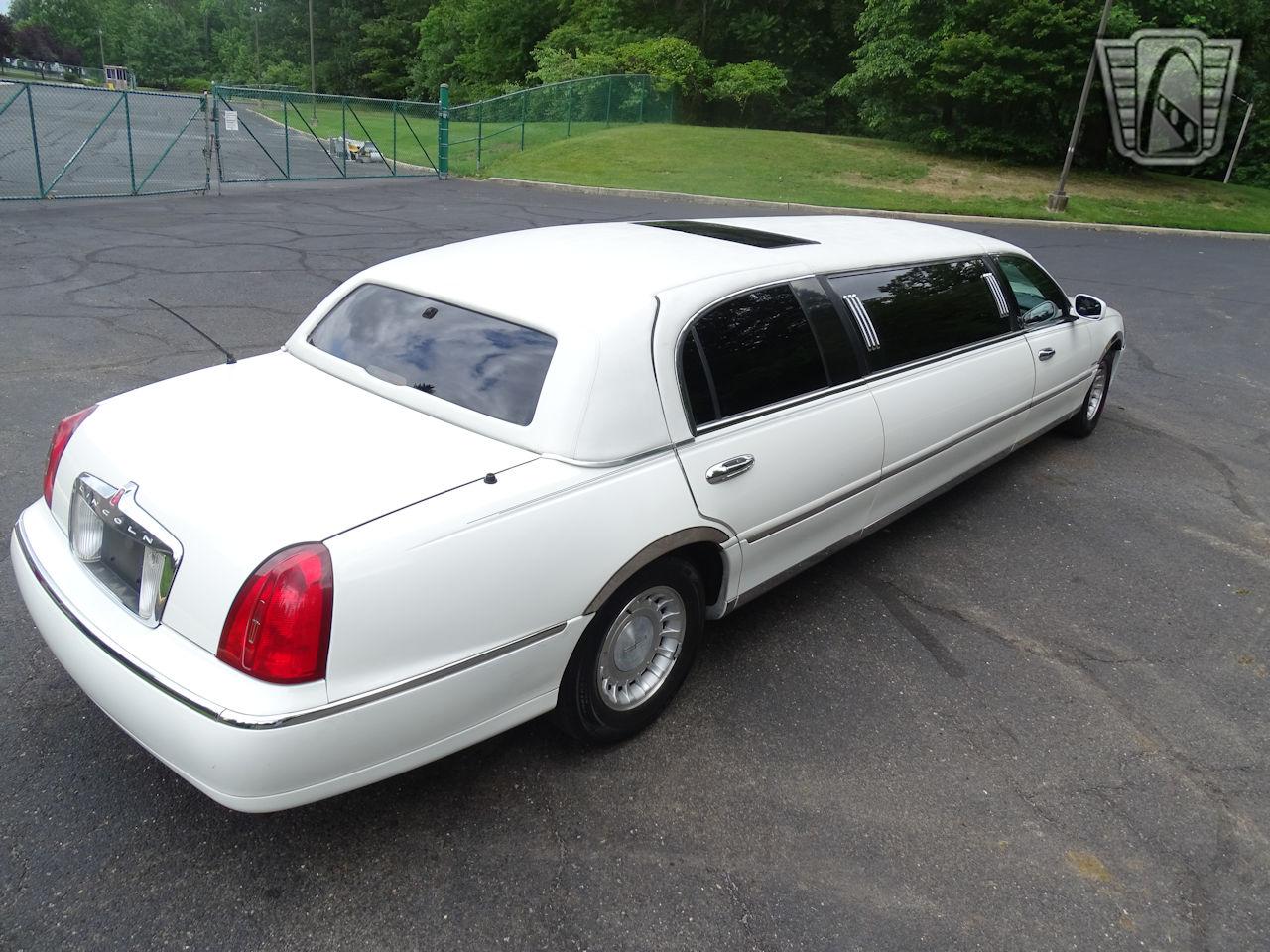 2001 Lincoln Town Car