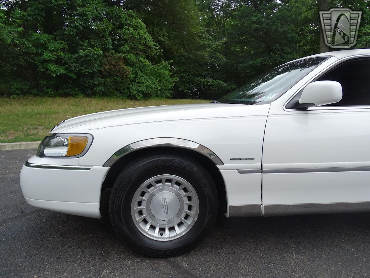 2001 Lincoln Town Car