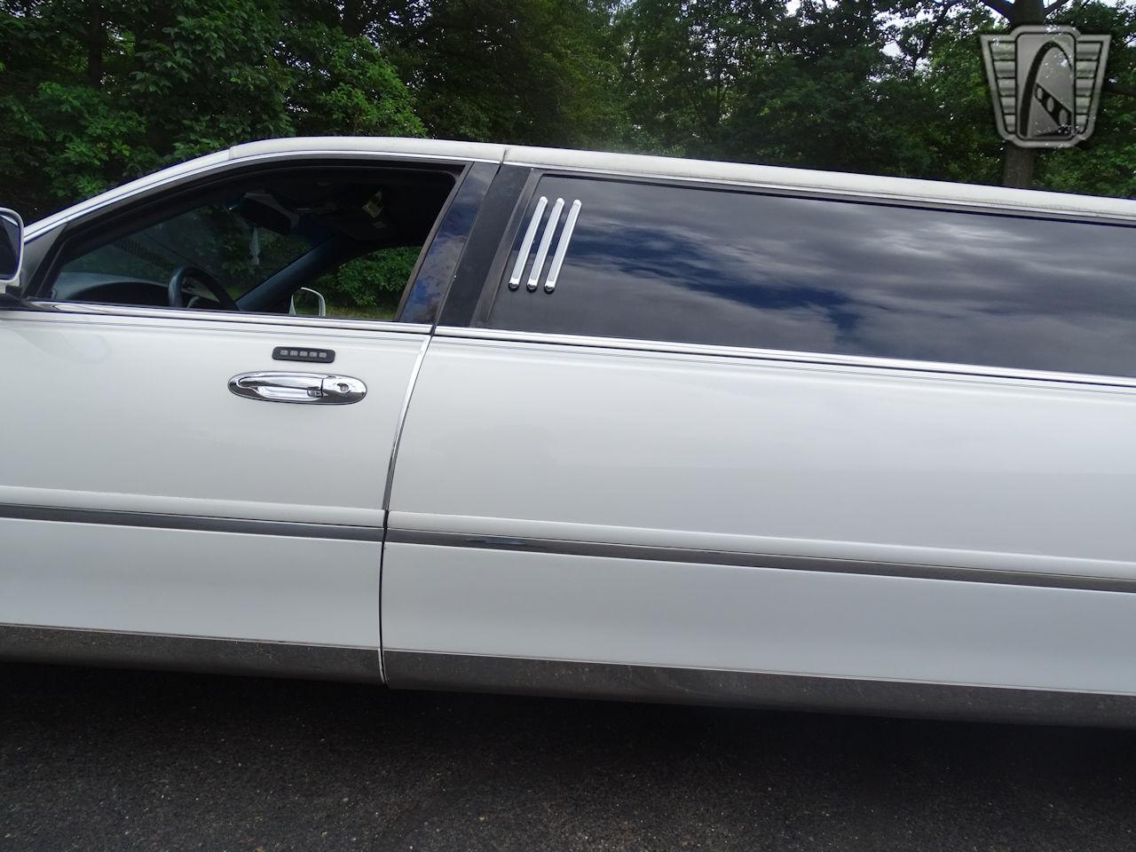 2001 Lincoln Town Car