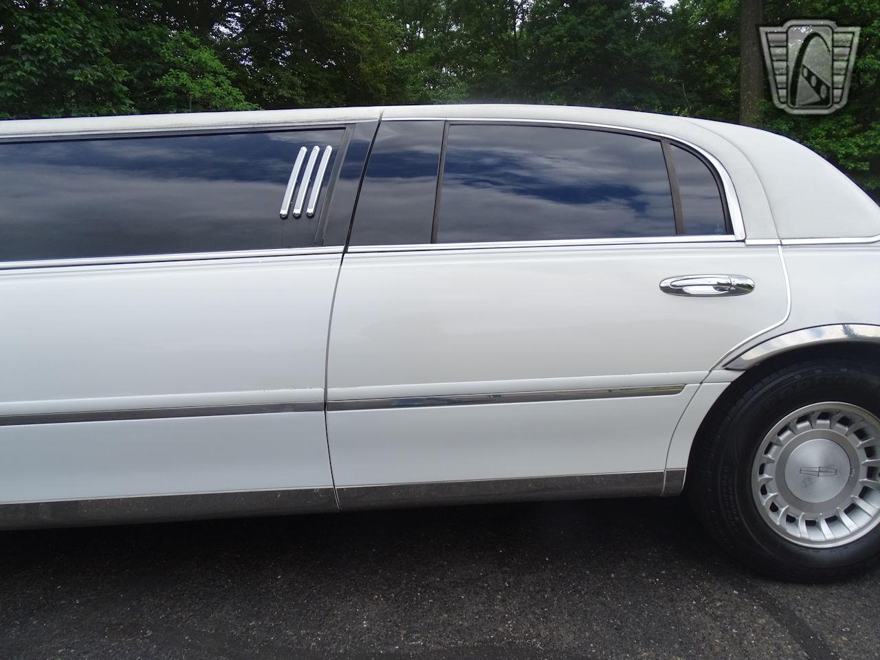 2001 Lincoln Town Car