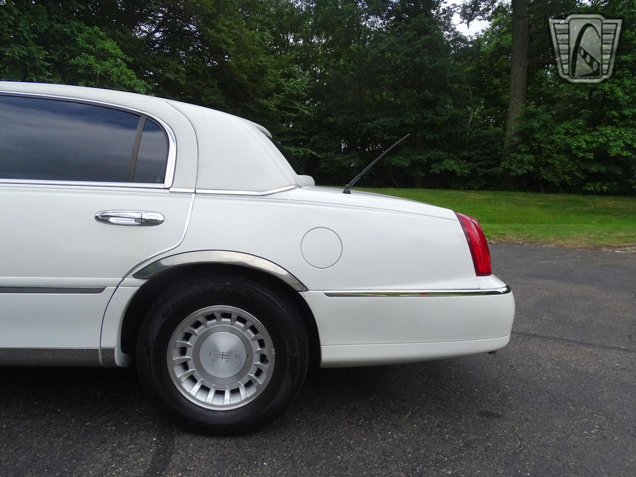 2001 Lincoln Town Car